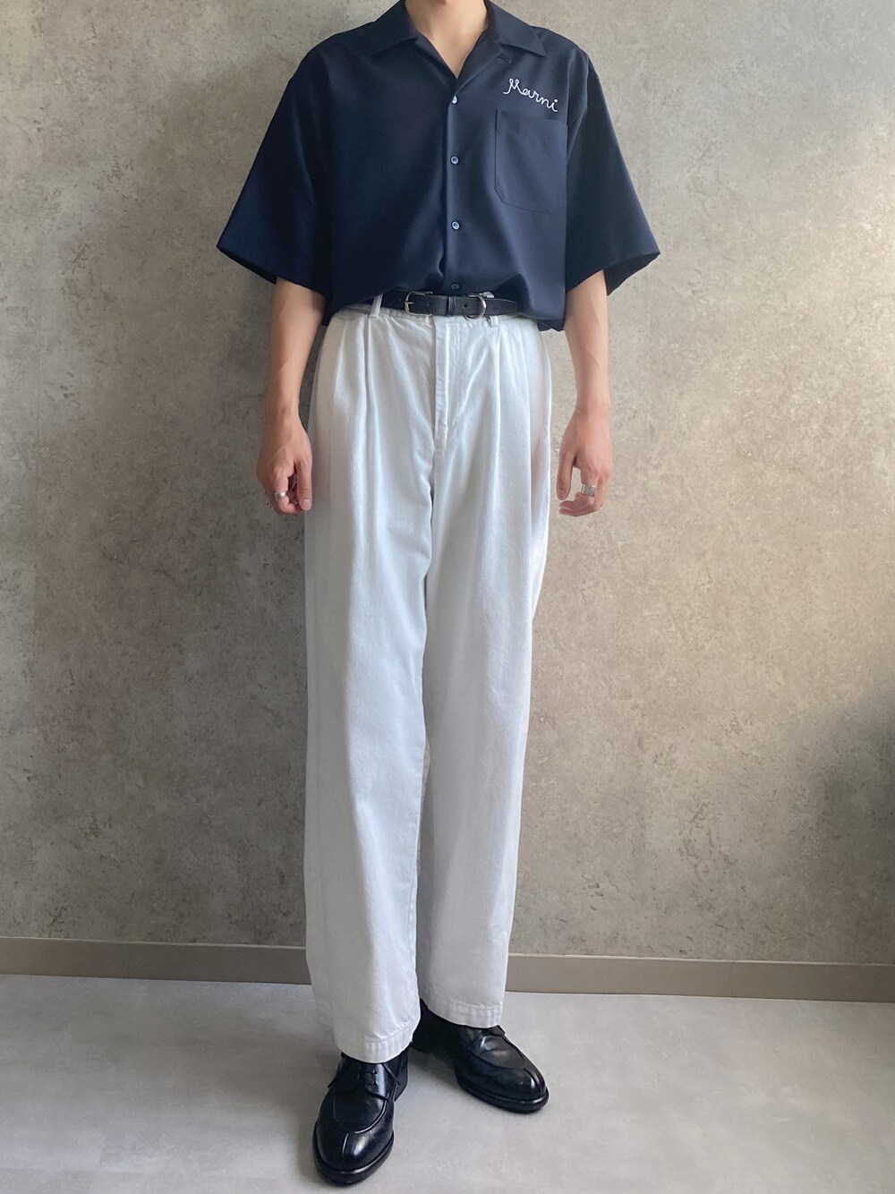 ブルー系のシャツ/ブラウス、ホワイト系のデニムパンツ、ブラック系のドレスシューズを着用したメンズの夏コーディネートの1枚目の写真