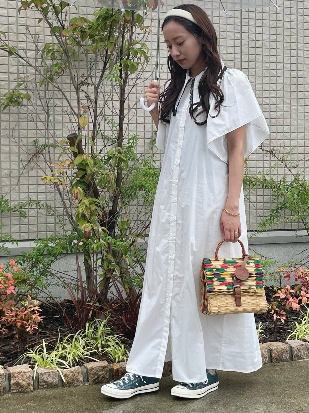 「ZARA、シャツワンピース、白ワンピース、夏コーデ、150cm、お出かけコーデ、夏ワンピース、低身長、TOINO ABEL、converse、スニーカー」｜「TOINO ABELのアイテム（かごバッグ、その他）」を使った、CHIHIROさん（レディース・150cm）の夏コーディネートの1枚目の写真