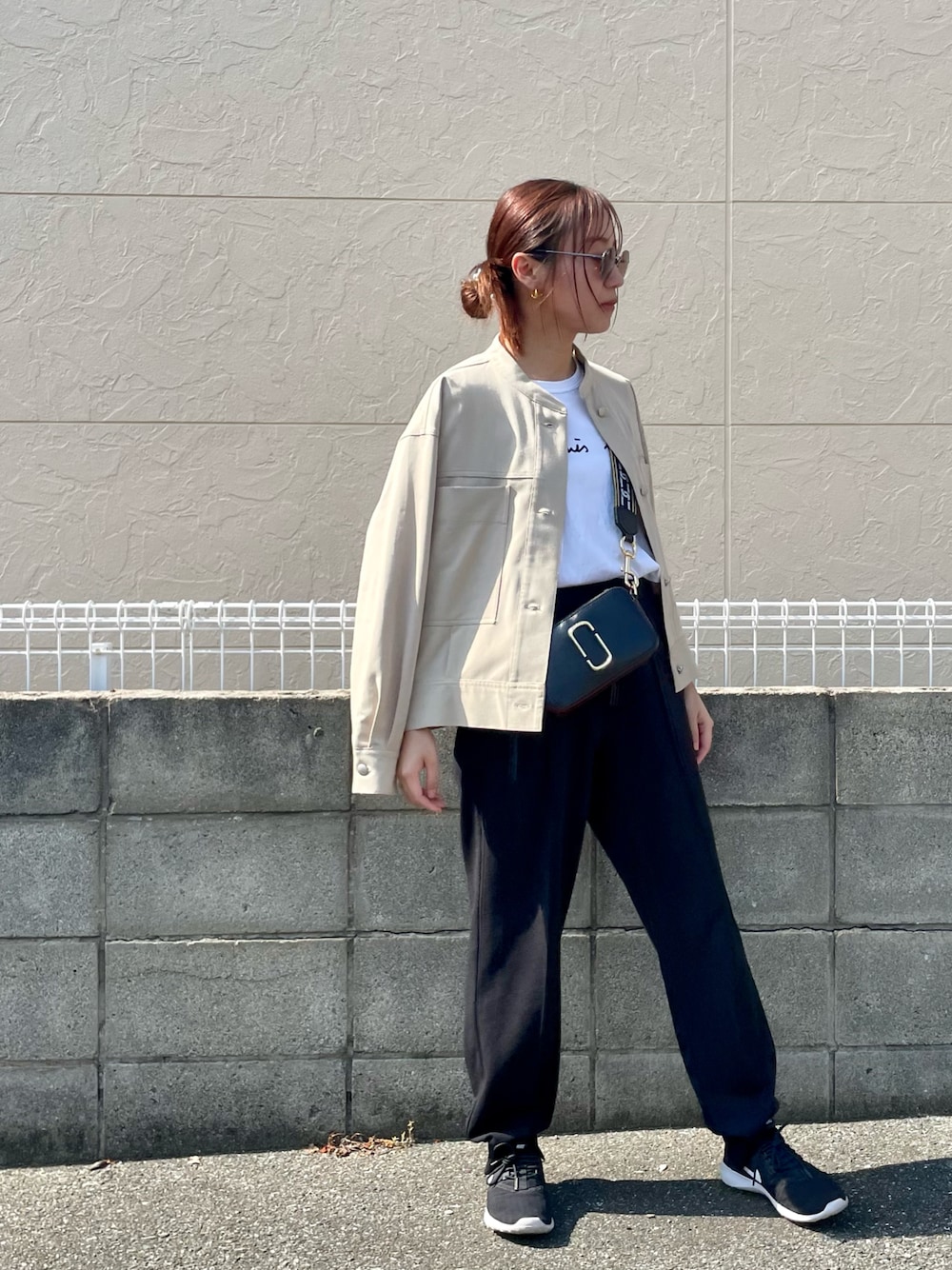 「150cm、低身長、スニーカー、MARC JACOBS、agnes b.、Tシャツ、夏コーデ、カジュアルコーデ、楽チンコーデ」｜「GLOBAL WORKのアイテム（パンツ、ブラック系）」を使った、CHIHIROさん（レディース・150cm）の春コーディネートの1枚目の写真