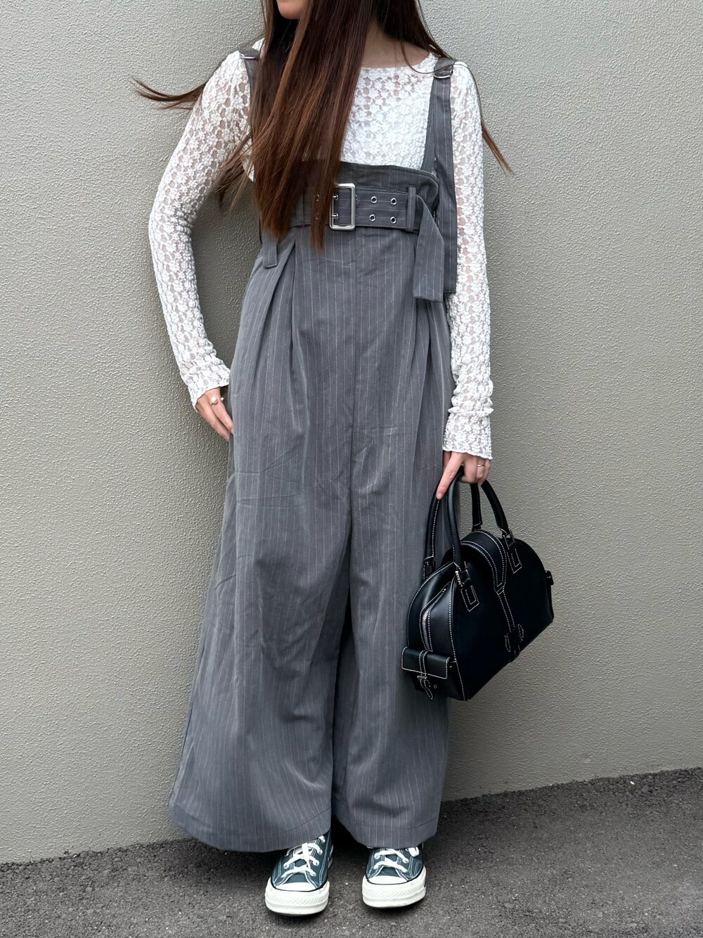 「サロペット、オールインワン、最近のいい感じコーデ、オトナ女子、春、低身長、150cm、GRL、coca」｜「GRLのアイテム（オールインワン・サロペット、グレー系）」を使った、CHIHIROさん（レディース・150cm）の春コーディネートの1枚目の写真