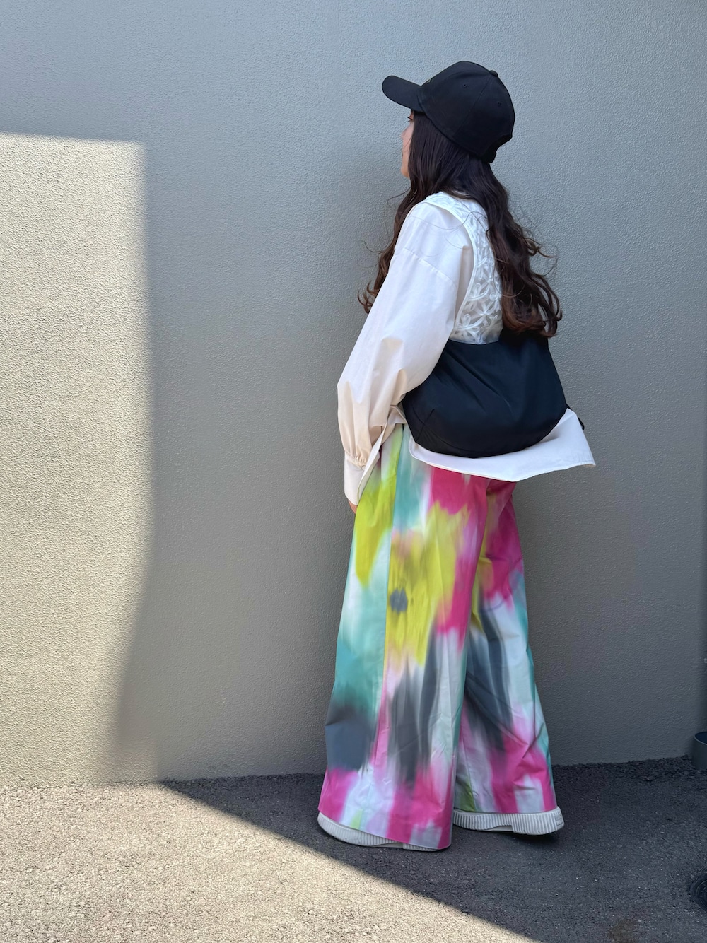 「春カラー、GWお出かけコーデ、150cm、低身長女子、150cm台コーデ、ADAM ET ROPÉ、GU、キャップ女子、カラフルコーデ」｜「ADAM ET ROPE'の【サステナブル】グラデーションプリントワイドパンツ（その他パンツ、ピンク系）」を使った、CHIHIROさん（レディース・150cm）の春コーディネートの1枚目の写真