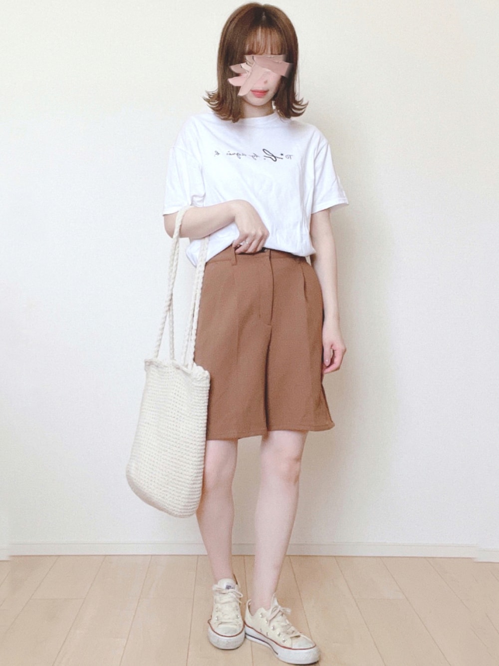 「シンプルコーデ、夏コーデ、ラクチンコーデ、カジュアル、低身長、プチプラ、Tシャツ、ハーフパンツ、スニーカーコーデ、オトナ女子」｜「agnes b.の【agnes b. pour ADAM ET ROPE'】T-SHIRTS SERIGRAPHIE（Tシャツ/カットソー、ホワイト系）」を使った、𝕡𝕪𝕠𝕟 ⋆⑅さん（レディース・152cm）の夏コーディネートの1枚目の写真