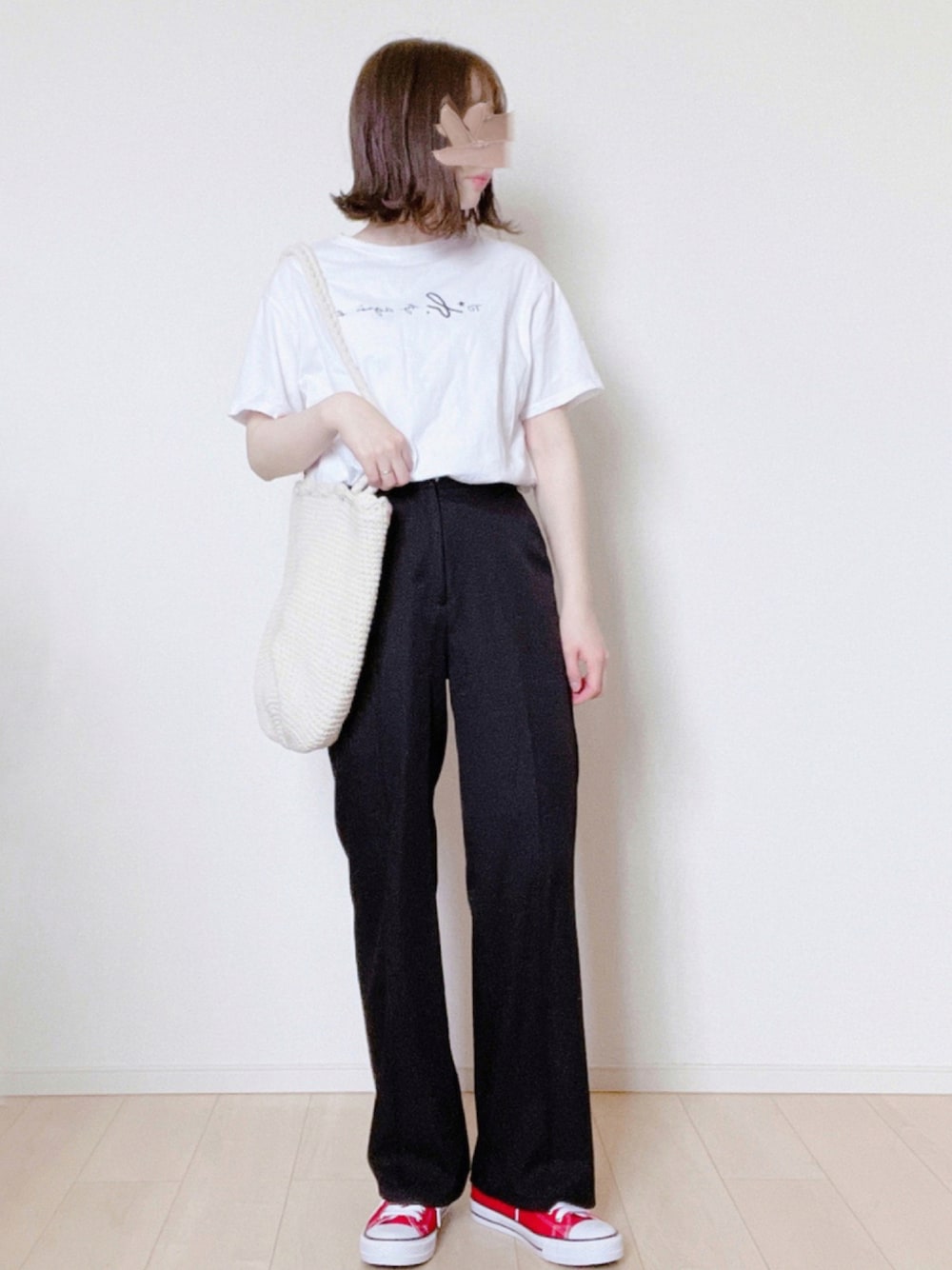 「カジュアルコーデ、シンプル、パンツスタイル、夏だ！Tシャツ着よう！、プチプラ、低身長、スラックス、スニーカー、GRL、ショートヘア」｜「agnes b.の【agnes b. pour ADAM ET ROPE'】T-SHIRTS SERIGRAPHIE（Tシャツ/カットソー、ホワイト系）」を使った、𝕡𝕪𝕠𝕟 ⋆⑅さん（レディース・152cm）の夏コーディネートの1枚目の写真