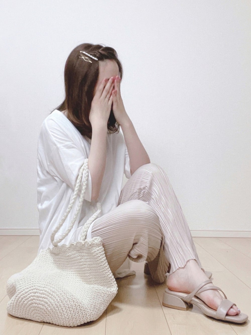 「シンプル、ワントーンコーデ、低身長、プチプラ、ラフ、夏コーデ、Tシャツ、プリーツパンツ、サンダル、トートバッグ」｜「GRLのサイドスリットロングTシャツ（Tシャツ/カットソー、ホワイト系）」を使った、𝕡𝕪𝕠𝕟 ⋆⑅さん（レディース・152cm）の夏コーディネートの1枚目の写真