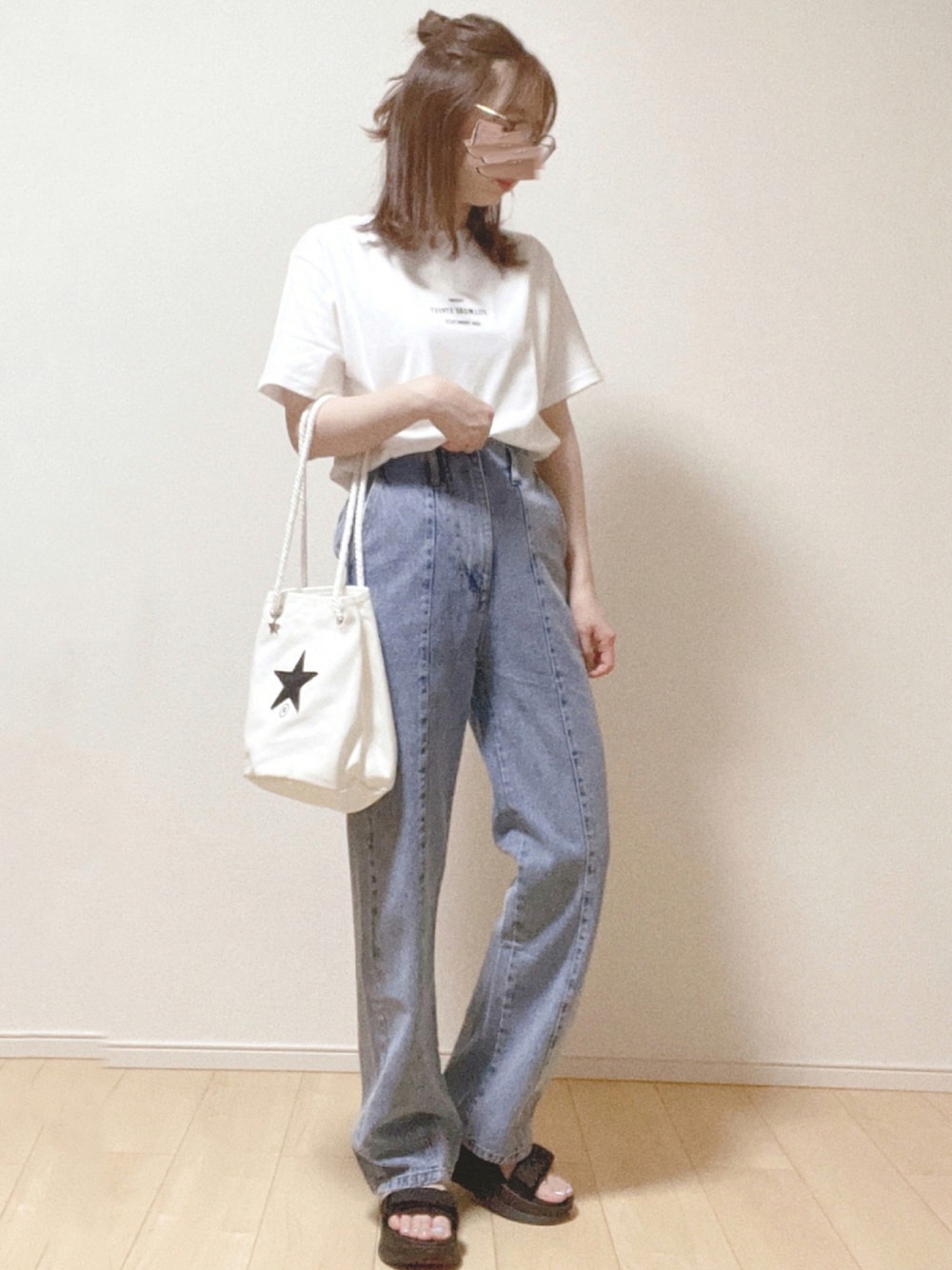 「カジュアル、メンズライク、シンプル、低身長、GRL、Tシャツ、デニム、厚底サンダル、巾着バッグ、めがね」｜「GRLのフロントロゴプリントTシャツ（Tシャツ/カットソー、ホワイト系）」を使った、𝕡𝕪𝕠𝕟 ⋆⑅さん（レディース・152cm）の夏コーディネートの1枚目の写真