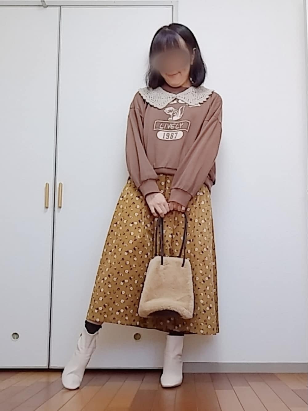 ブラウン系のTシャツ/カットソー、その他のスカート、ベージュ系のバッグを着用したレディースの秋コーディネートの1枚目の写真