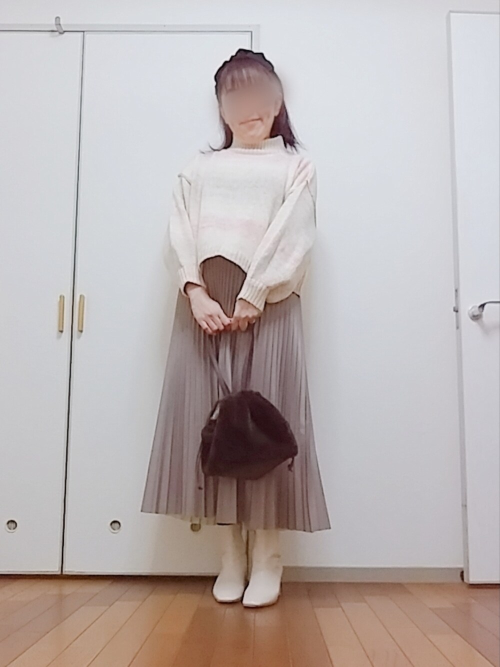 「チョコレートフェス、しまむら、GRL、プリーツスカート、フェイクレザースカート、ファーバッグ、グラデーションニット、ヘアバンド、アプレジュール、ショートブーツ、淡色コーデ」｜「Harrissのアイテム（バッグ、ブラウン系）」を使った、◌̥*⃝ きぬ　🐾　さん（レディース・156cm）の冬コーディネートの1枚目の写真