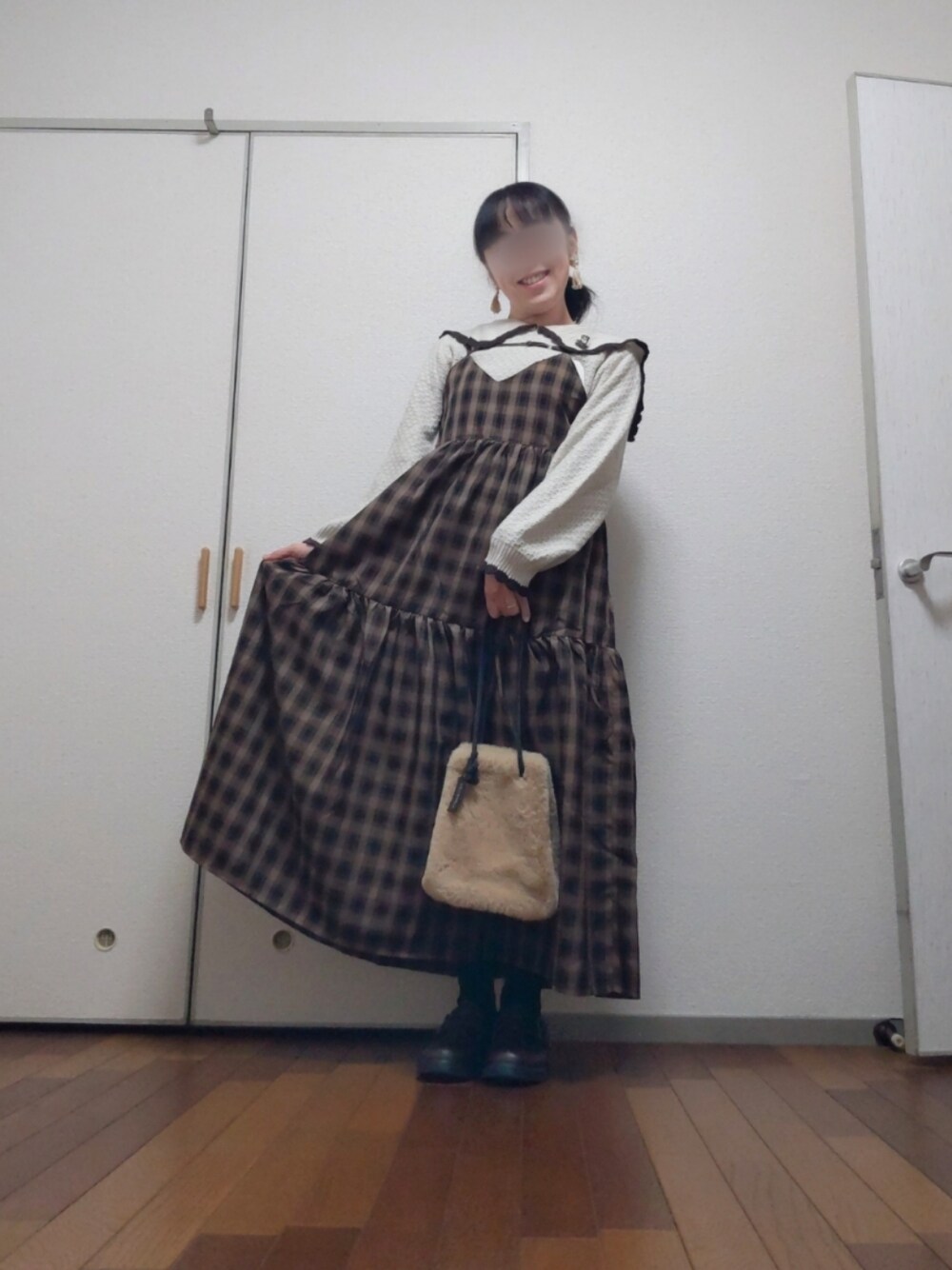 「ワンピース、チェックワンピース、ダブルクローゼット、ブラウンコーデ、セーラーカラー、tetoの森のおしゃれさん、ファーバッグ、イヤリング」｜「w closetの【SETアイテム】ボリュームスリーブボレロ&キャミワンピース（ワンピース、ベージュ系）」を使った、◌̥*⃝ きぬ　🐾　さん（レディース・156cm）の冬コーディネートの1枚目の写真