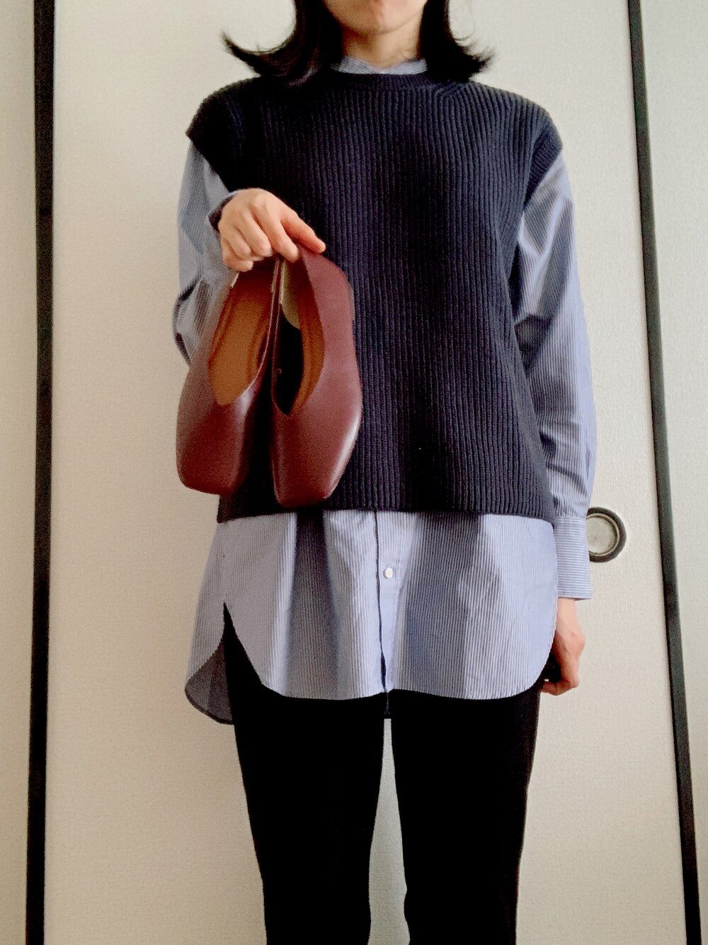 「秋コーデ、大人カジュアル、大人かわいい、お洒落さんとつながりたい、今日のコーデ、ベスト×シャツ、ベスト、UNIQLO、FREAK’Ｓ STORE、GU、トラッドスタイル、英国風、ストライプシャツ、スクエアトゥパンプス」｜「FREAK'S STOREの▽【WEB限定】スケーターパンツ（スラックス、ブラック系）」を使った、なーこさん（レディース・162cm）の秋コーディネートの1枚目の写真