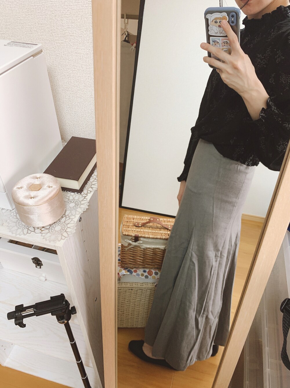 「スカート、mystic、キレイめ、休日コーデ、シンプルスタイル、大人ガーリー、ローリーズファーム(LOWRYS FARM)、今日のコーデ」｜「mysticのパネルマーメイドスカート（スカート、グレー系）」を使った、なーこさん（レディース・162cm）の秋コーディネートの1枚目の写真