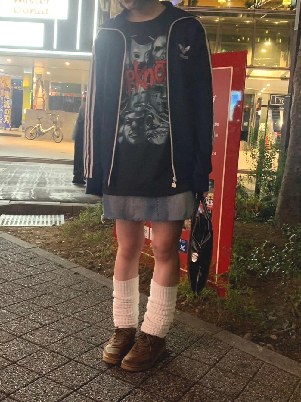「トラックジャケット、adidas originals、adidas、ジャージ、休日スタイル、シンプルコーデ、オニツカタイガー、ルーズソックス、COMME des GARCONS、コムデギャルソン、春、バンドT」｜「COMME des GARCONSのアイテム（ハンドバッグ、ブラック系）」を使った、愛子さん（レディース・160cm）の春コーディネートの1枚目の写真