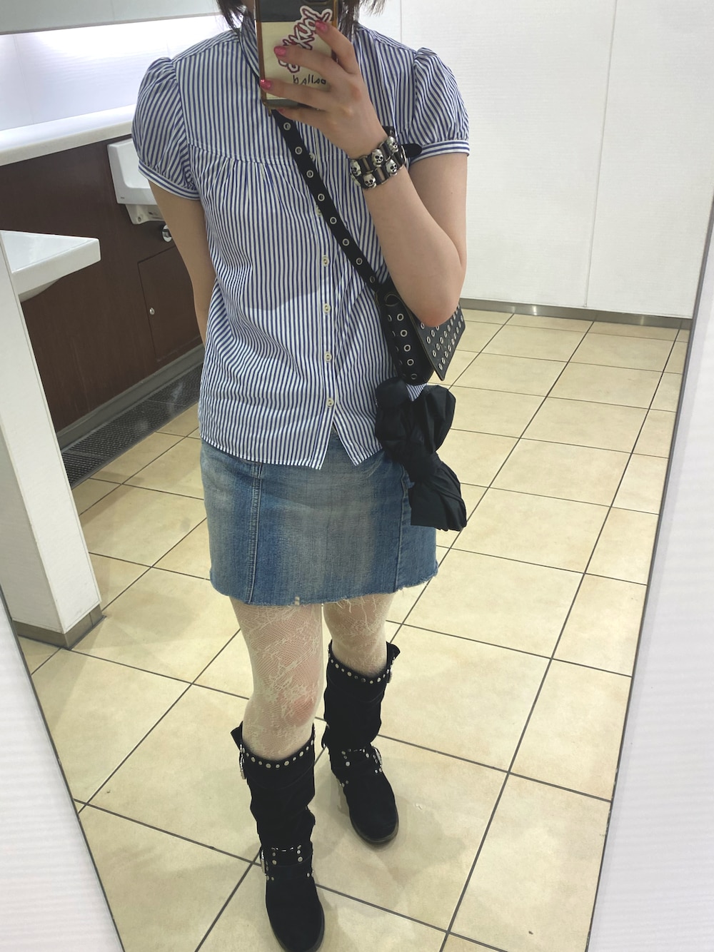 「秋カラー、秋コーデ、ブーツ、シンプルコーデ、古着MIX、古着、秋、デニムスカート、デニム、ストライプ、靴下屋」｜「usedのアイテム（ブーツ、ブラック系）」を使った、愛子さん（レディース・160cm）の秋コーディネートの1枚目の写真