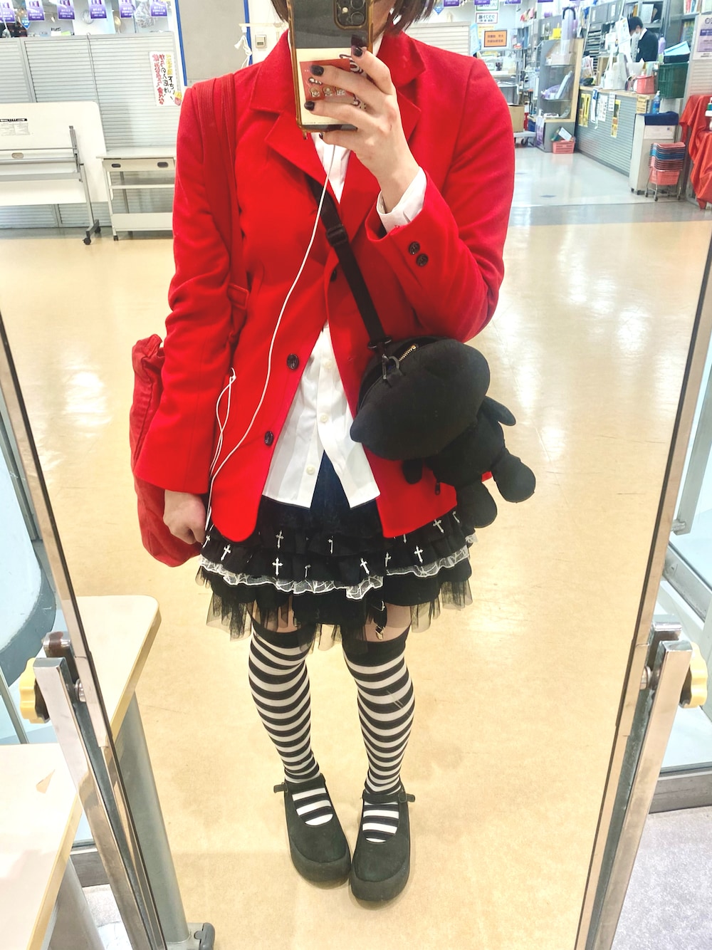 「冬ファッション、クリスマスコーデ、冬アウター、ブラック、冬服コーデ、Tokyo bopper、スカートコーデ、赤、モノトーン」｜「sanrioのアイテム（ショルダーバッグ、ブラック系）」を使った、愛子さん（レディース・160cm）の冬コーディネートの1枚目の写真