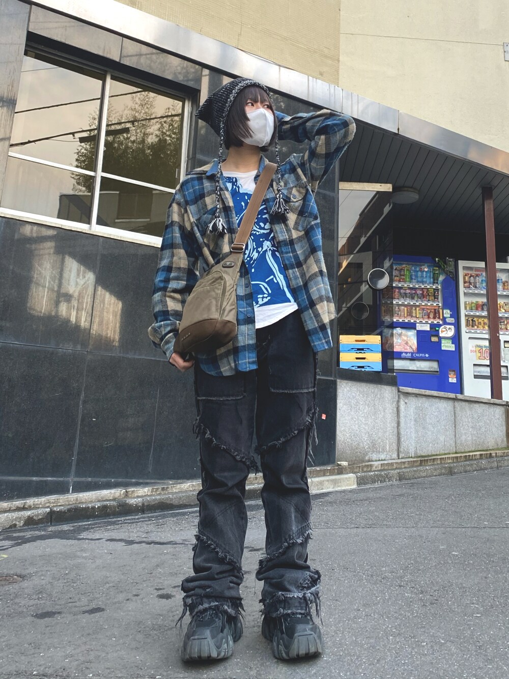 「tumi、トゥミ、古着MIX、古着、EYTYS、休日コーデ、グランジ、y2k、ikumi、ネコ、帽子、ネルシャツ、hysteric glamour、ヒステリックグラマー」｜「TUMIのアイテム（ショルダーバッグ、ブラウン系）」を使った、愛子さん（レディース・160cm）の冬コーディネートの1枚目の写真
