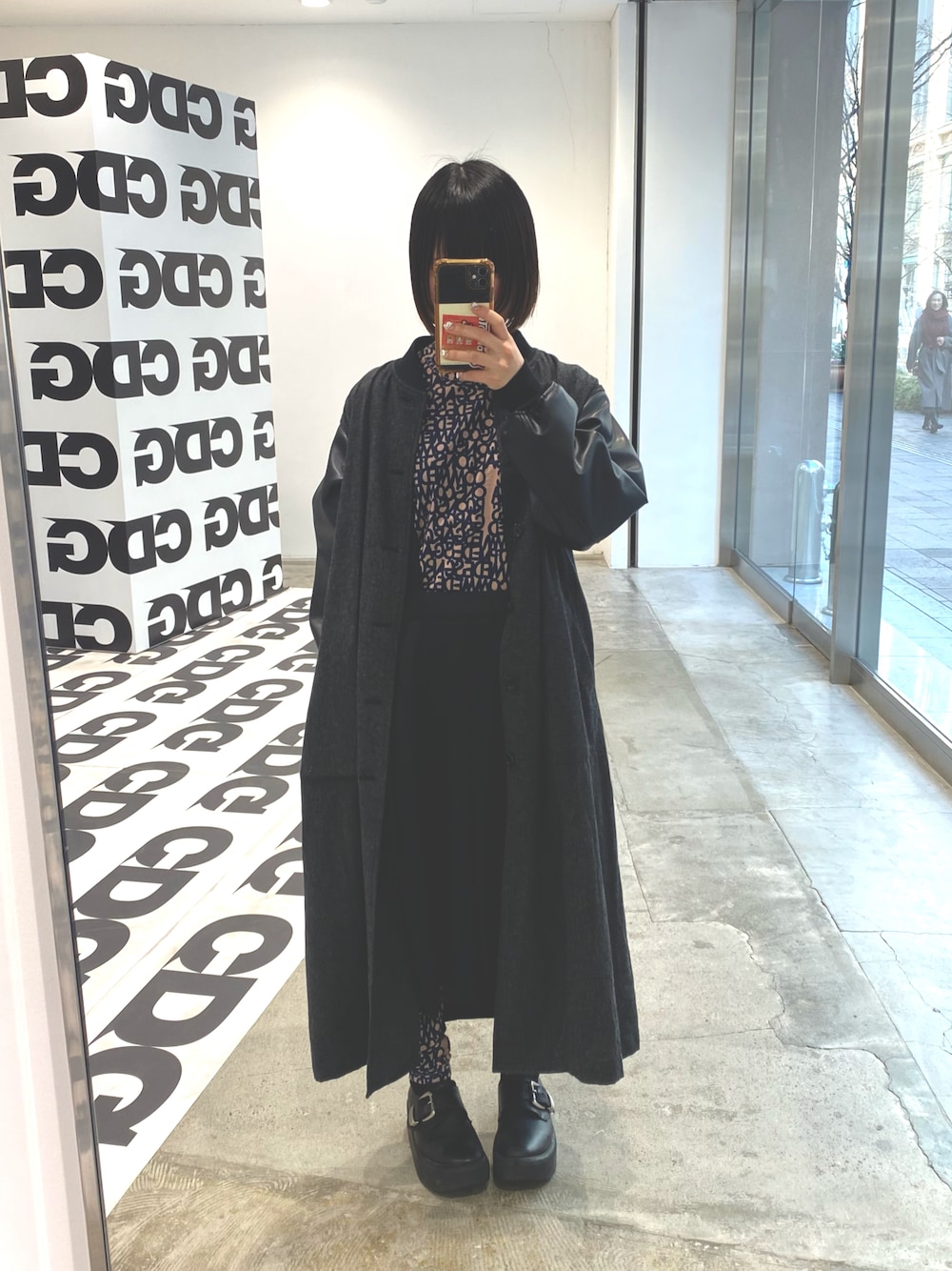 「大人コーデ、冬のコーデ、COMME des GARCONS、junya watanabe、黒コーデ、ロングコート、黒、CDG、コムデギャルソン、Tokyo bopper、スカートスタイル、ラフコーデ、セカンドスキン、タトゥートップス、シアートップス」｜「COMME des GARCONSのアイテム（トップス、ベージュ系）」を使った、愛子さん（レディース・160cm）の冬コーディネートの1枚目の写真