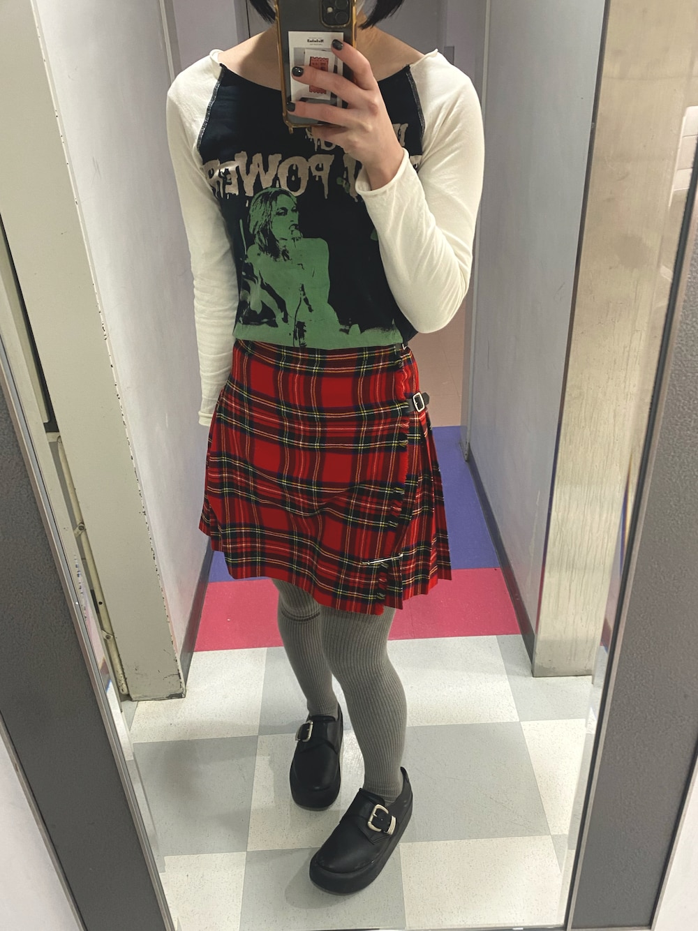 「チェックスカート、巻きスカート、古着MIX、古着、ヒステリックグラマー、hysteric glamour、ラグランTシャツ、ニットタイツ、リブタイツ、タータンチェック、赤チェック、Tokyo bopper」｜「HYSTERIC GLAMOURのアイテム（Tシャツ/カットソー、ブラック系）」を使った、愛子さん（レディース・160cm）の冬コーディネートの1枚目の写真