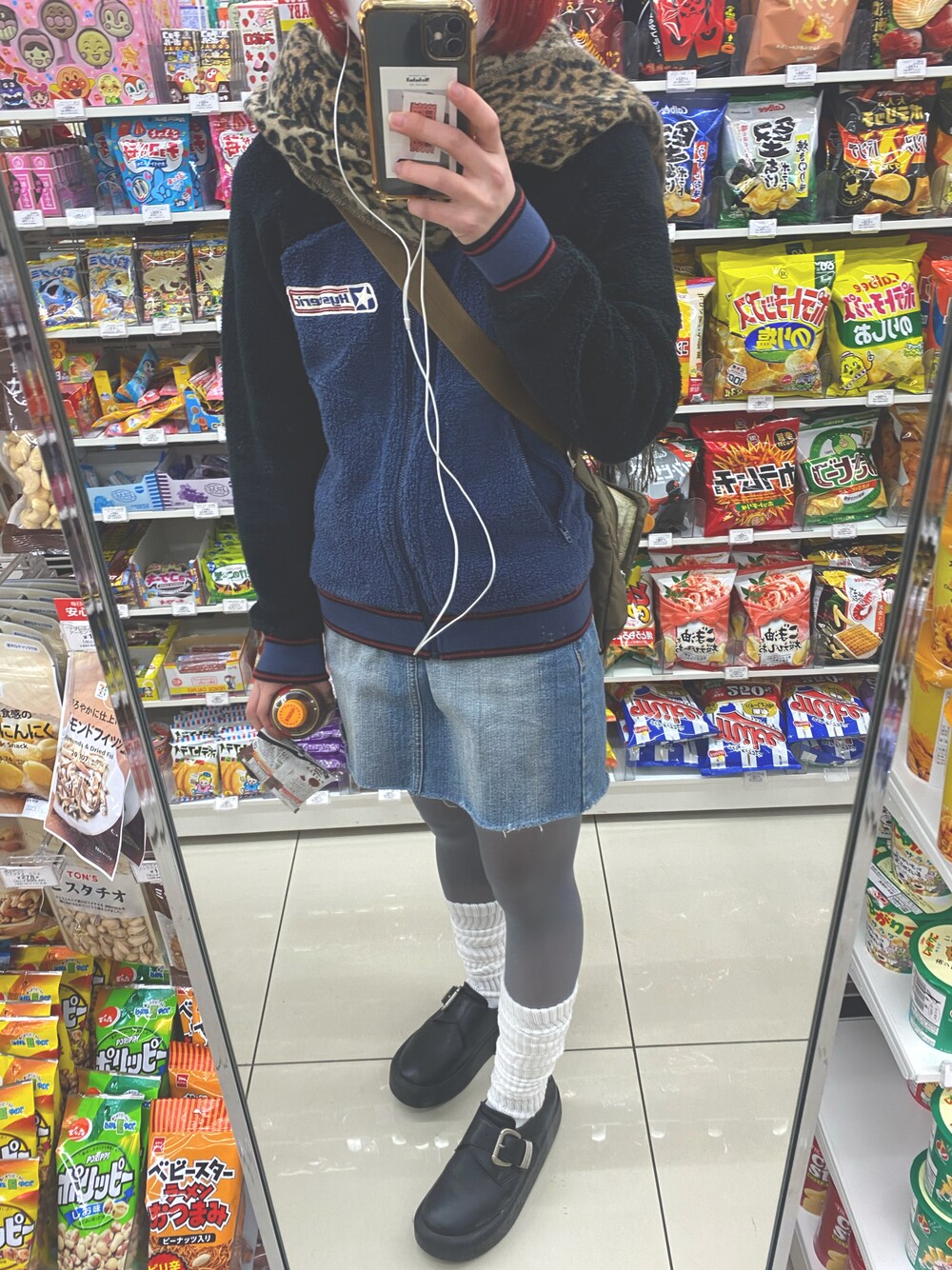「ヒステリックグラマー、hysteric glamour、ルーズソックス、Tokyo bopper、古着、古着MIX、y2k、ボアジャケット、冬コーデ、カジュアルコーデ、休日スタイル、マフラー」｜「TOKYO BOPPERのアイテム（ローファー、ブラック系）」を使った、愛子さん（レディース・160cm）の冬コーディネートの1枚目の写真