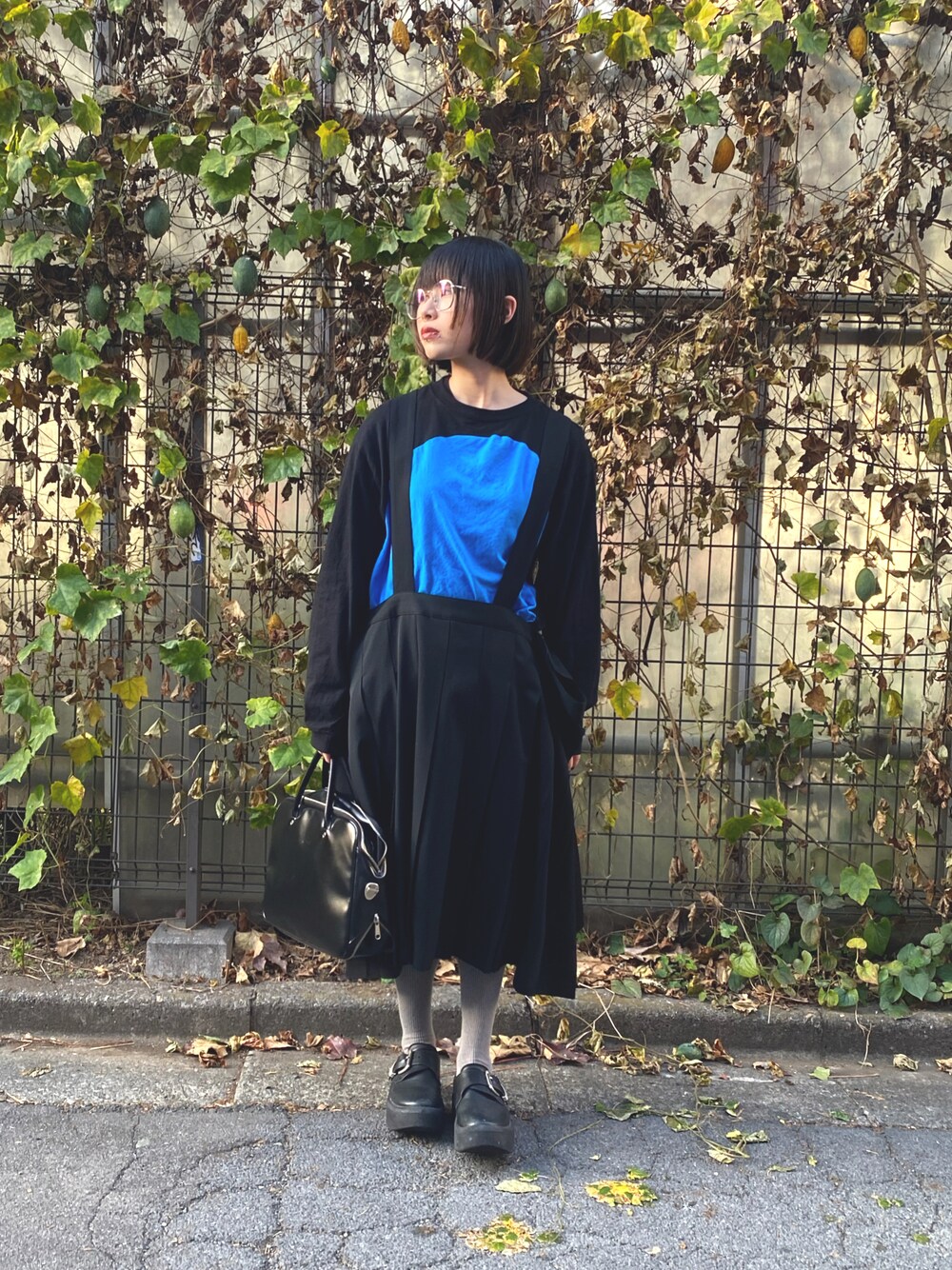 「途中でやめる、JUNYA WATANABE COMME des GARCONS、COMME des GARCONS、Tokyo bopper、靴下屋、コムデギャルソン、ブラック、吊りスカート、冬ファッション、休日スタイル、シンプルスタイル、シンプルコーデ、アイウェア」｜「途中でやめるのアイテム（トップス、ブラック系）」を使った、愛子さん（レディース・160cm）の冬コーディネートの1枚目の写真