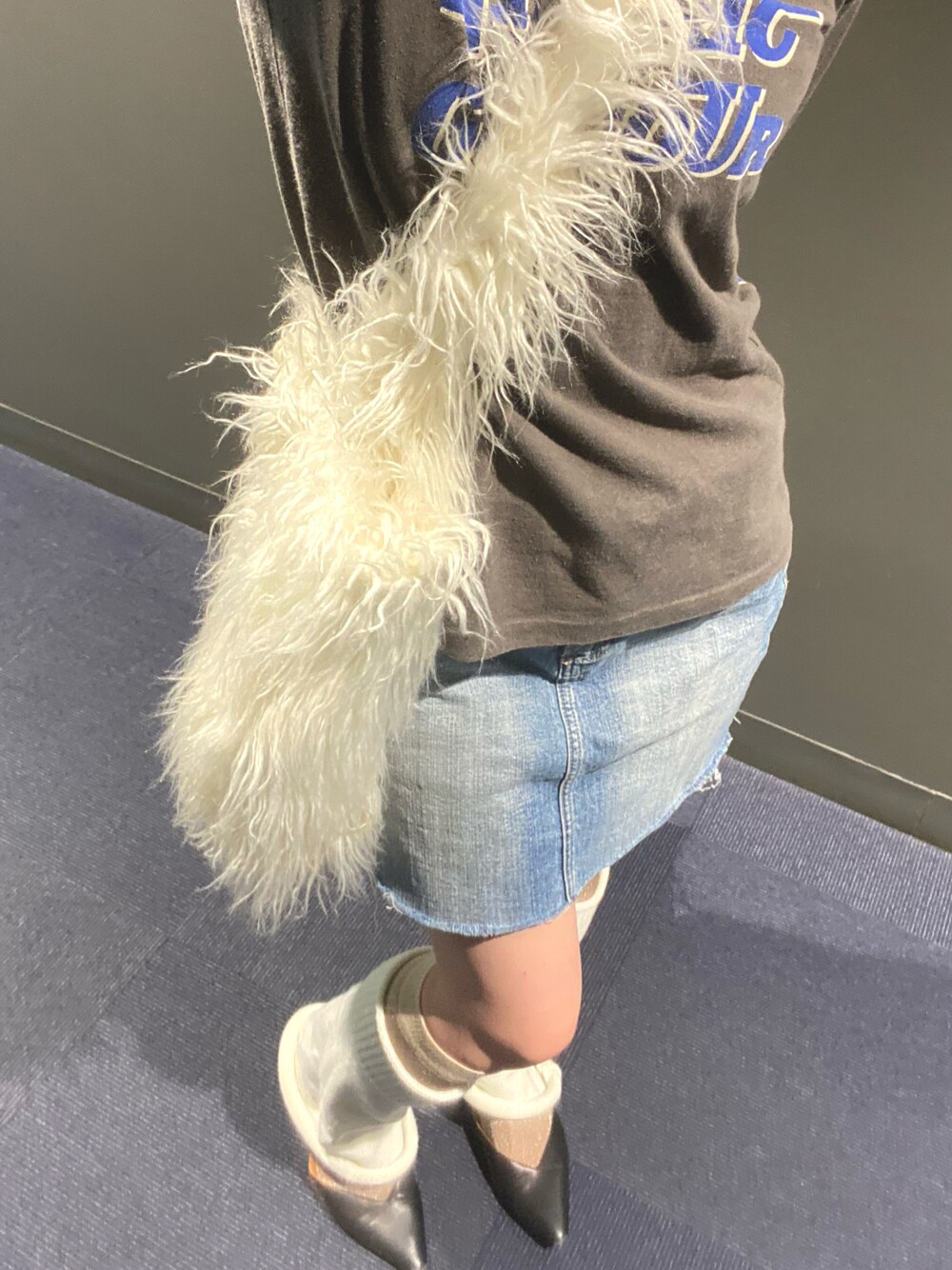 「ゆるコーデ、秋のコーデ、休日スタイル、秋服、カジュアル、y2k、ヒステリックグラマー、hysteric glamour、ikumi、ルーズソックス、レッグウォーマー、CHARLES＆KEITH、古着MIX、古着、faithtokyo」｜「靴下屋のアイテム（ソックス/靴下、ホワイト系）」を使った、愛子さん（レディース・160cm）の秋コーディネートの1枚目の写真