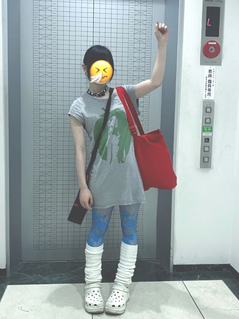 「ルーズソックス、ワンピース、Tシャツワンピ、Hysteric Glamour、ヒステリックグラマー、タイツ、y2k、大人カジュアル、夏コーデ、カジュアルコーデ、Tシャツ、カラータイツ」｜「HYSTERIC GLAMOURのアイテム（Tシャツ/カットソー、グレー系）」を使った、愛子さん（レディース・160cm）の夏コーディネートの1枚目の写真