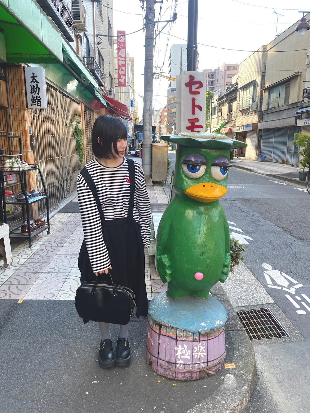 「カジュアルコーデ、シンプル、モノトーンコーデ、COMME des GARCONS、コムデギャルソン、PLAY comme des garcons、JYUNYA WATANABE COMME des GARCONS、Tokyo bopper、春夏コーデ、シンプルスタイル、きれいめカジュアル、プリーツスカート、ボーダー」｜「COMME des GARCONSのアイテム（ハンドバッグ、ブラック系）」を使った、愛子さん（レディース・160cm）の春コーディネートの1枚目の写真