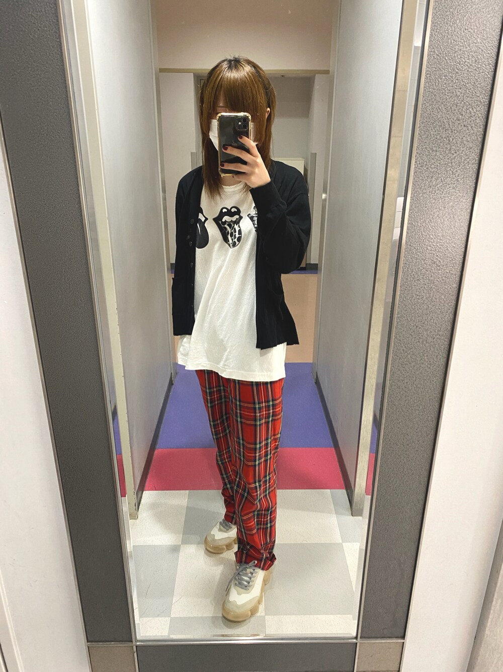「コムデギャルソン、コムデギャルソンオムプリュス、ローリングストーンズ、古着、mikio sakabe、grounds、厚底シューズ、チェックパンツ、赤チェック、カーディガン、古着MIX、休日スタイル、秋コーデ、シンプル、プチプラ」｜「groundsのアイテム（スニーカー、ホワイト系）」を使った、愛子さん（レディース・160cm）の秋コーディネートの1枚目の写真