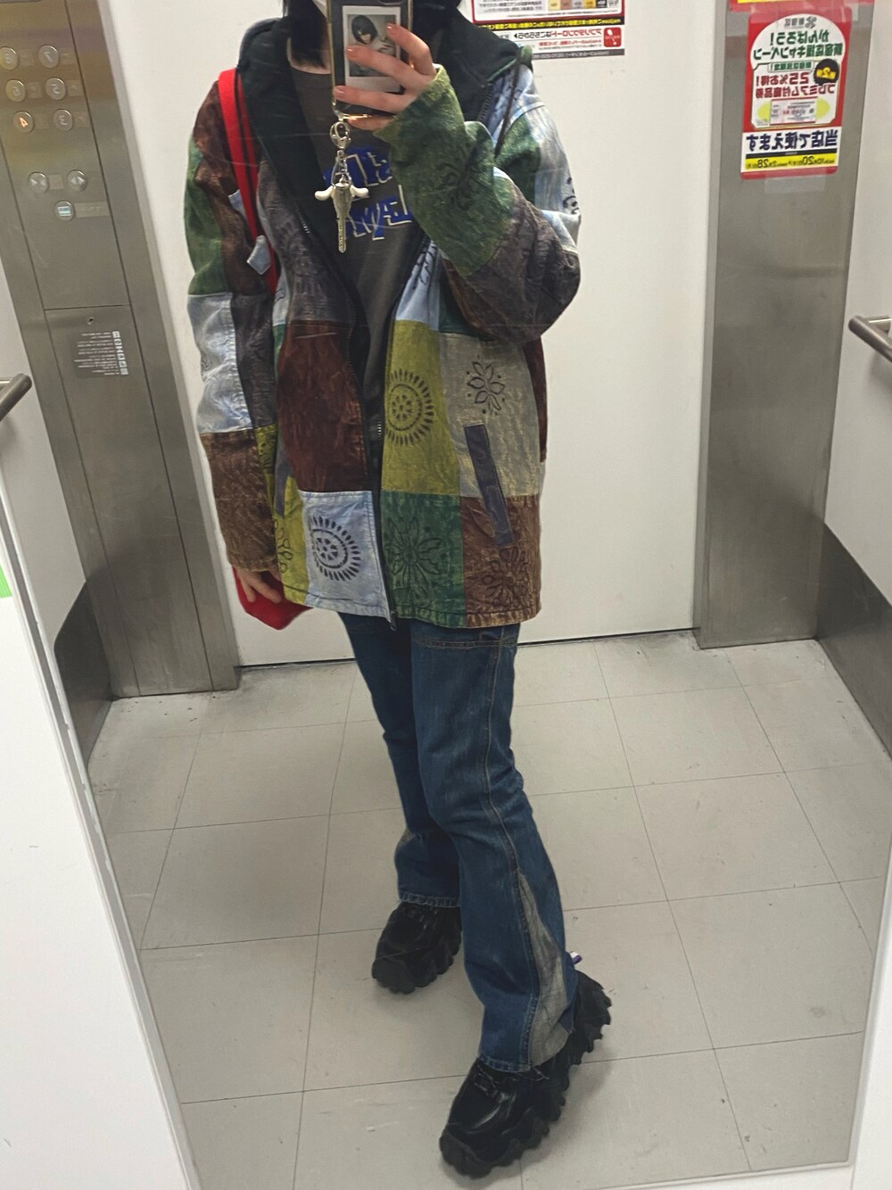「冬コーデ、シンプル、古着、古着MIX、フレアパンツ、フレアデニム、デニムコーデ、アジアン、ashleywilliams、EYTYS、厚底、ダッドスニーカー、スニーカー、古着コーデ、ヒステリックグラマー」｜「HYSTERIC GLAMOURのアイテム（Tシャツ/カットソー、ブラウン系）」を使った、愛子さん（レディース・160cm）の冬コーディネートの1枚目の写真