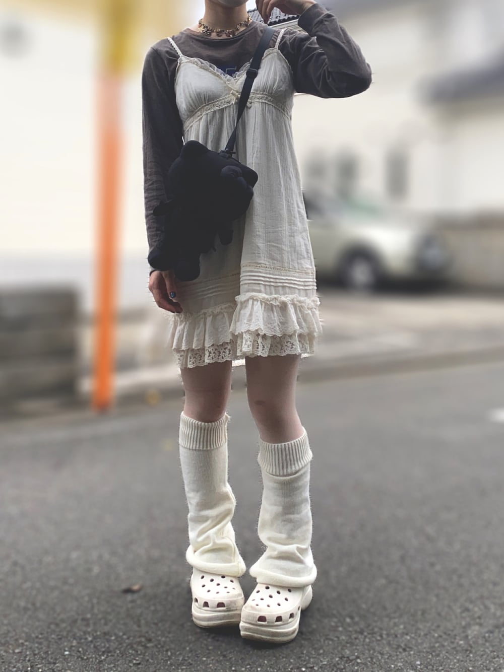 「夏コーデ、シンプルコーデ、カジュアルコーデ、ワンピース、ラクチンコーデ、ヒステリックグラマー、クロックス、ルーズソックス、ホワイト、ワンピーススタイル、古着、y2k」｜「crocsのクロックス クラシック ベイ クロッグ ウィメンcrocs classic bae clog w（サンダル、ホワイト系）」を使った、愛子さん（レディース・160cm）の夏コーディネートの1枚目の写真