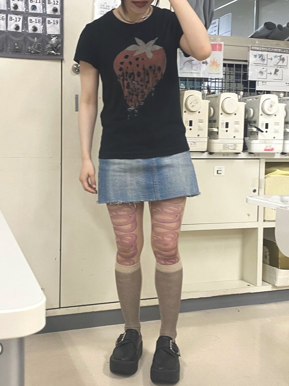 「夏、Tao comme des garcons、COMME des GARCONS、y2k、夏服コーデ、Tシャツ、hysteric glamour、ヒステリックグラマー、ミニスカート、靴下屋、タイツ、デニムスカート」｜「TAO COMME des GARCONSのアイテム（Tシャツ/カットソー、ブラック系）」を使った、愛子さん（レディース・160cm）の夏コーディネートの1枚目の写真