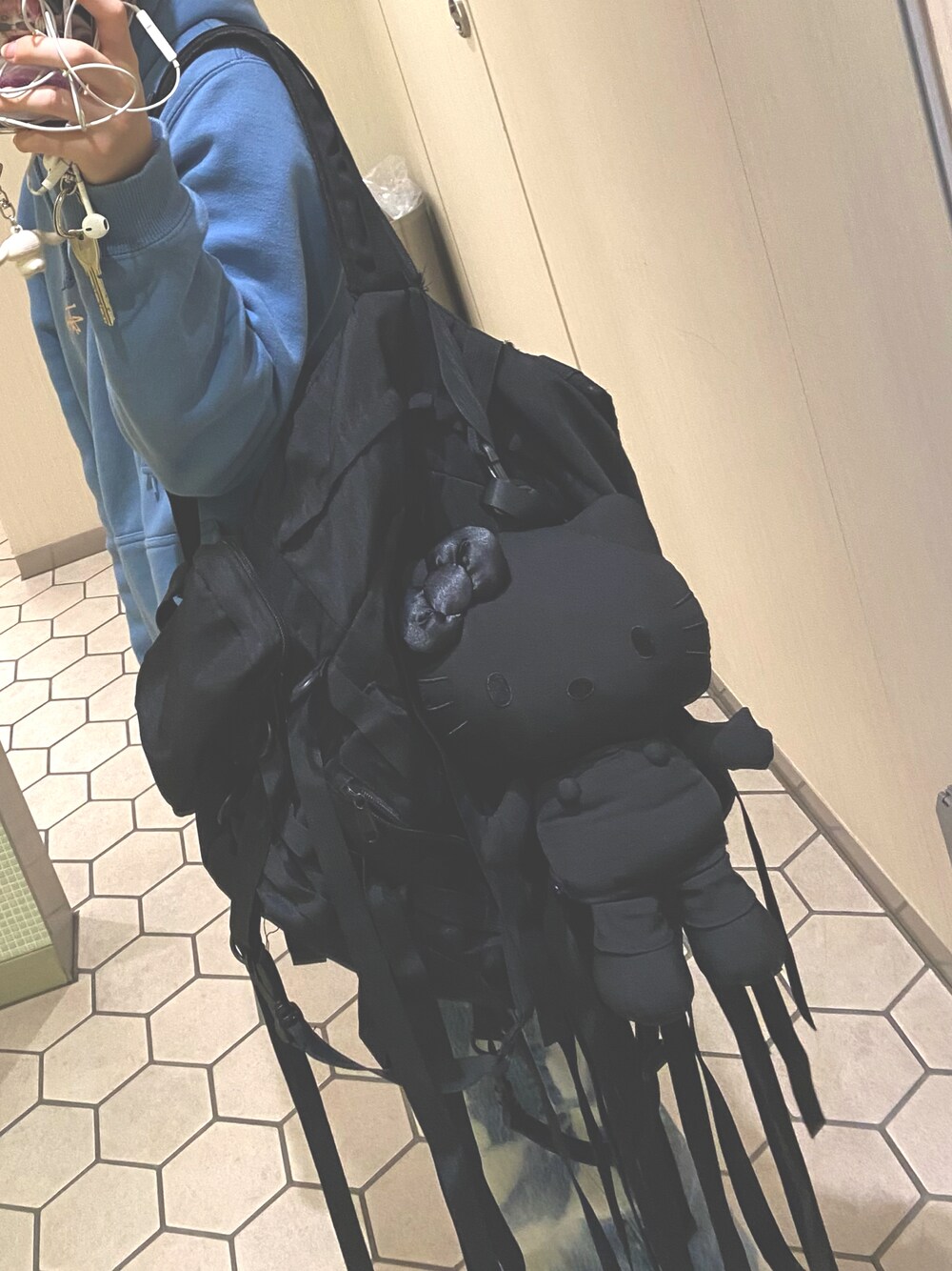 「古着、カジュアル、stussy、ブラック、パーカー、黒、冬コーデ、古着MIX、ブリーチデニム、秋服、サンリオ、キティーちゃん、ハローキティ、秋コーデ、XU」｜「STUSSYのアイテム（パーカー、ブルー系）」を使った、愛子さん（レディース・160cm）の秋コーディネートの1枚目の写真