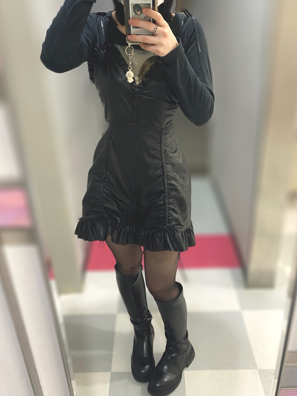 「ヒステリックグラマー、lilLilly、レザー、GRL、シンプル、プチプラ、古着、ドロスト、ブーツ、パンツスタイル、ロングブーツ、ミニスカート、レザーパンツ、オールブラック、ブラック」｜「GRLのタンクソールロングブーツ（ブーツ、ブラック系）」を使った、愛子さん（レディース・160cm）の冬コーディネートの1枚目の写真