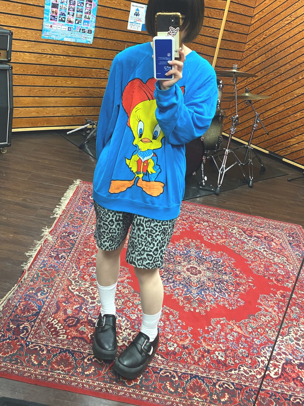 「秋冬コーデ、秋服、カジュアルスタイル、レオパード、ショートパンツ、パンツコーデ、オーバーサイズ、古着、古着MIX、厚底」｜「usedのアイテム（スウェット、ブルー系）」を使った、愛子さん（レディース・160cm）の秋コーディネートの1枚目の写真