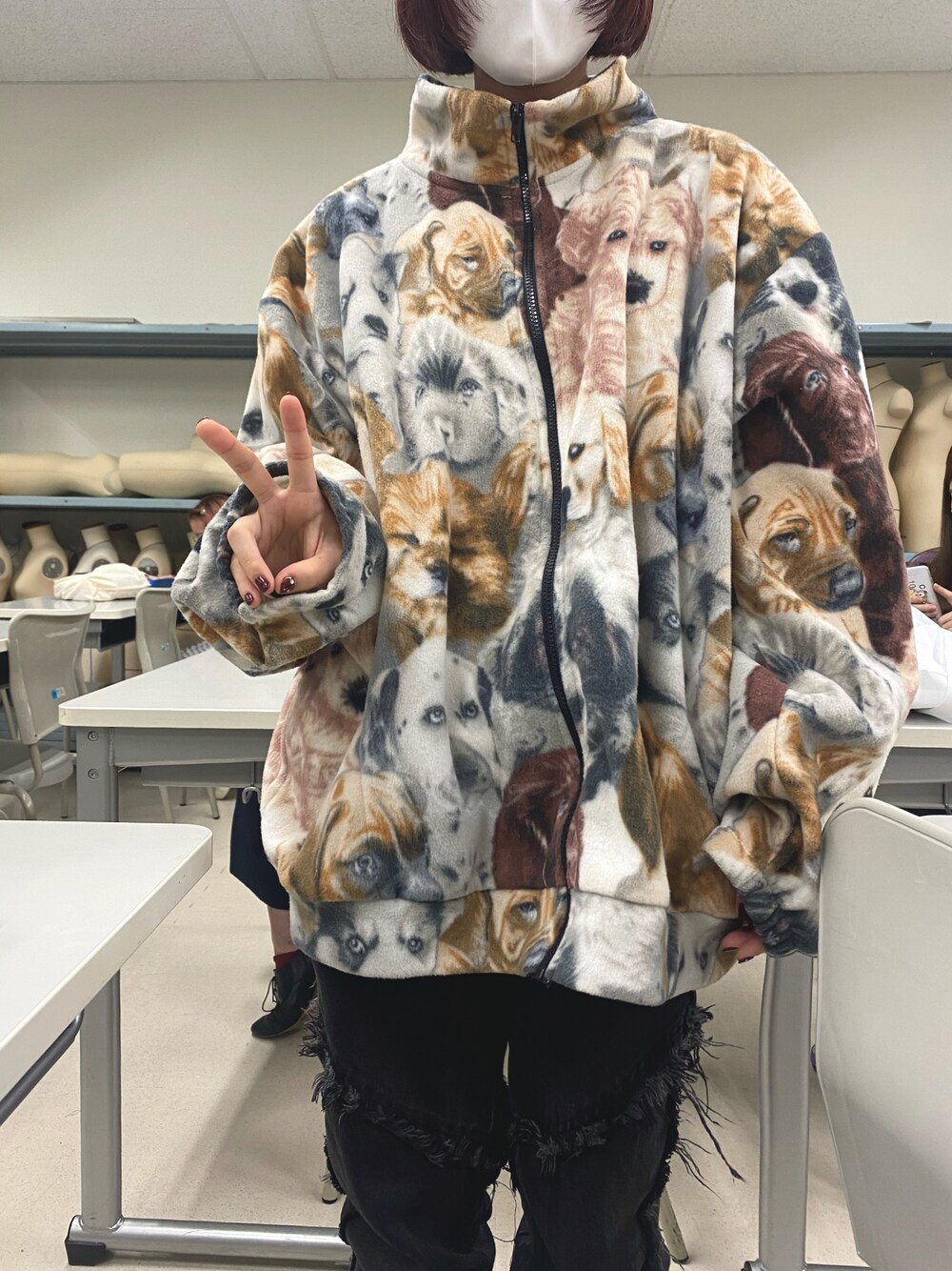 「犬、フリース、秋服、冬コーデ、冬服、古着MIX、古着、シンプルコーデ、総柄、カジュアル、ゆったりコーデ、ラクチンコーデ、柄」｜「usedのアイテム（ジャケット/アウター、ベージュ系）」を使った、愛子さん（レディース・160cm）の秋コーディネートの1枚目の写真