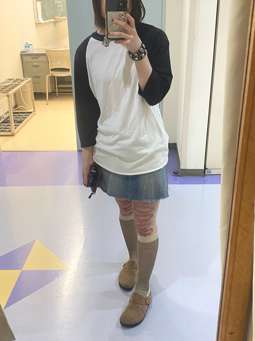 「ヒステリックグラマー、hysteric glamour、夏コーデ、ビルケンシュトック、birkenstock、タイツ、タトゥータイツ、y2k、ラグランTシャツ、古着MIX、古着」｜「HYSTERIC GLAMOURのSNAKE LOOP ストッキング（タイツ/ストッキング、パープル系）」を使った、愛子さん（レディース・160cm）の夏コーディネートの1枚目の写真