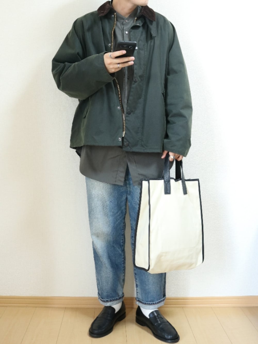 「秋服準備はじめました、大人コーデ、バブアートランスポート、バブアー、おしゃれさんと繋がりたい、トートバッグ、ローファー、デニム」｜「BarbourのTRANSPORT WAX（ブルゾン、グリーン系）」を使った、しみさん（メンズ・170cm）の秋コーディネートの1枚目の写真