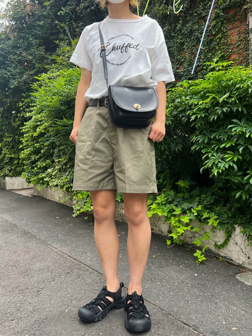 「URBAN RESEARCH DOORSのアイテム（Tシャツ/カットソー、ホワイト系）」を使った、aasさん（レディース・157cm）の夏コーディネートの1枚目の写真