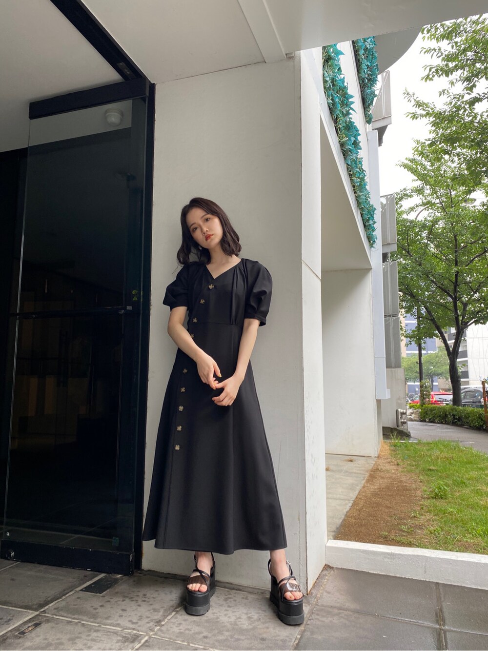 「#キレイめ、2020ss、murua、#murua、#ムルーア、#ファッション、#今日のコーデ、ロングワンピース、カシュクール、#ワンピース、#羽織、#ロングシャツ、#カシュクール、ワンピース、#murua_by_staff」｜「MURUAのボリュームスリーブワンピース（ワンピース、ブラック系）」を使った、金澤 葵さん（レディース・158cm）の夏コーディネートの1枚目の写真