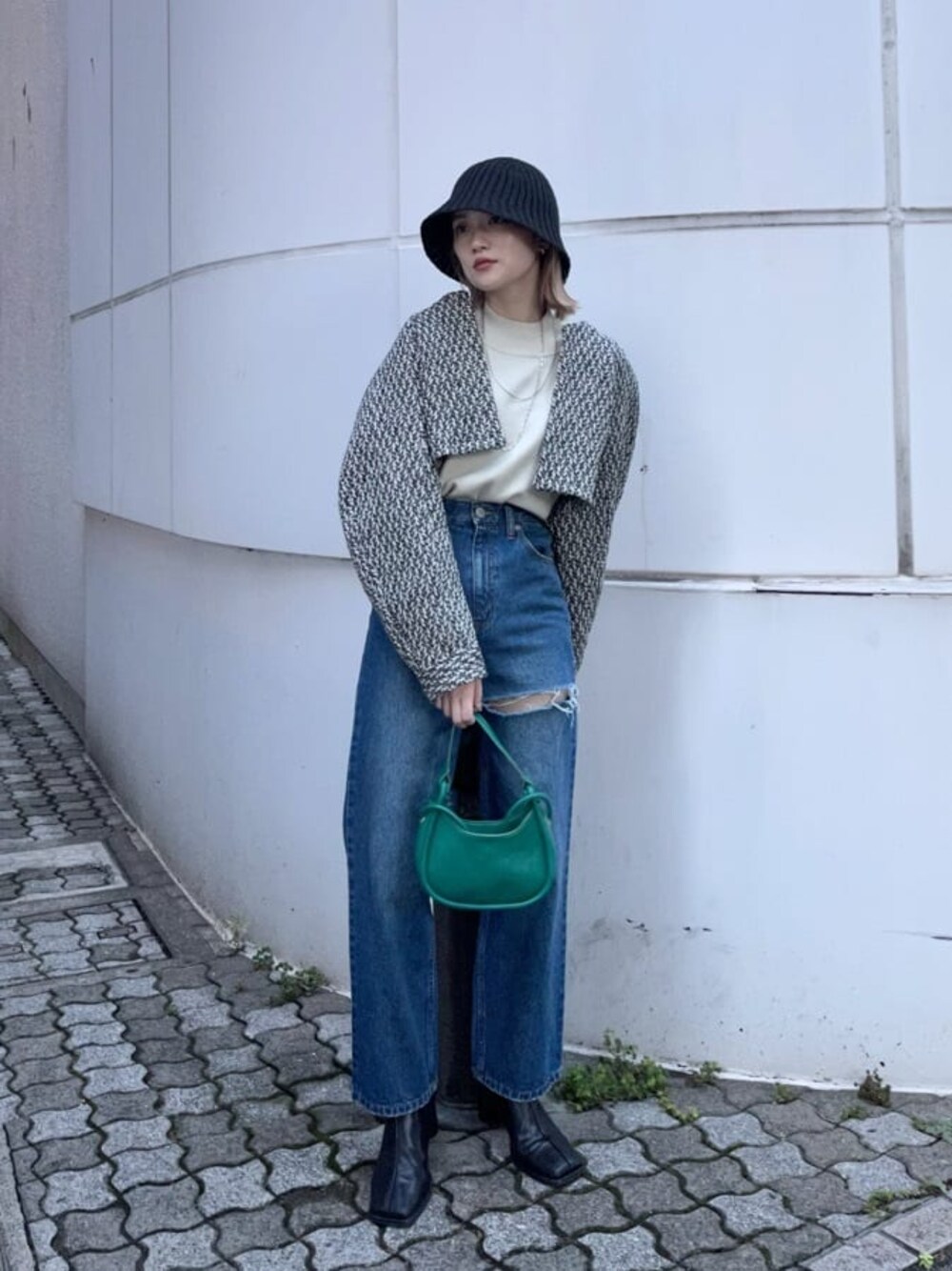 「今季トレンド、#murua_by_staff、#キレイめ、ハイトーン、パンツコーデ、murua_snap、#今日のコーデ、#ファッション、バケハ、着回し、#murua、デニムコーデ、ハイトーンボブ、ショートアウター、#バケットハット」｜「MURUAのアシメカットカラーパンツ（デニムパンツ、ブルー系）」を使った、金澤 葵さん（レディース・158cm）の夏コーディネートの1枚目の写真