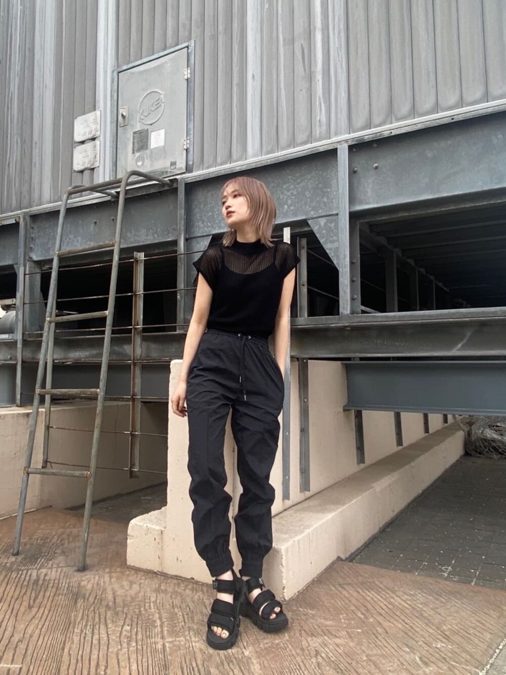 ブラック系のその他パンツ、ホワイト系のサンダル、ブラック系のニット/セーターを着用したレディースの冬コーディネートの1枚目の写真