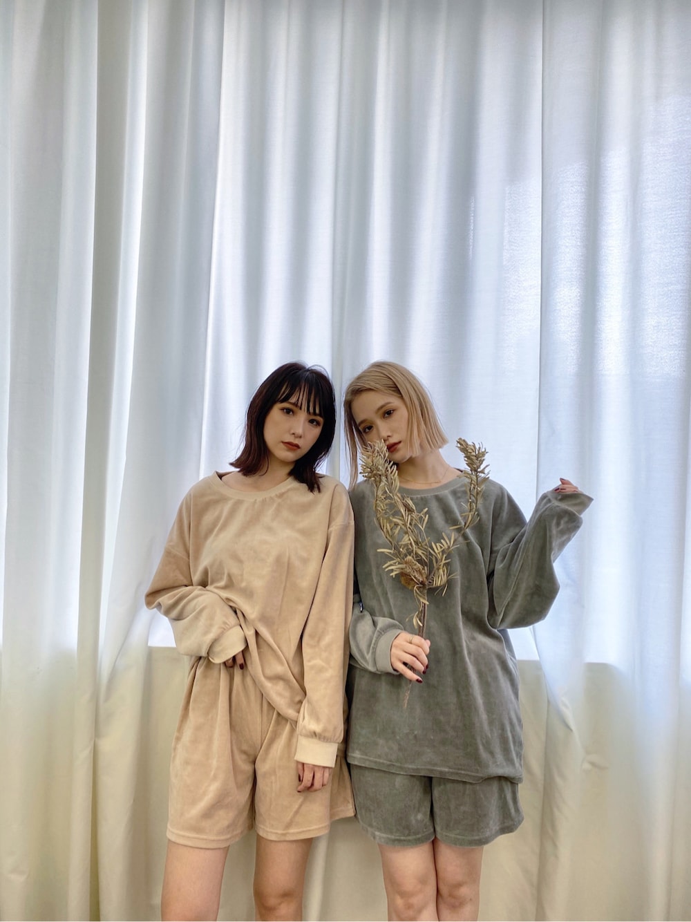 ベージュ系のルームウェア/パジャマ、グリーン系のルームウェア/パジャマを着用したレディースの秋コーディネートの1枚目の写真