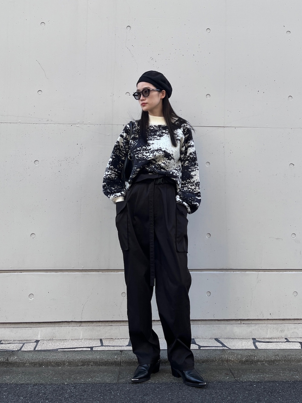 ホワイト系のニット/セーターを着用したレディースの秋コーディネートの1枚目の写真