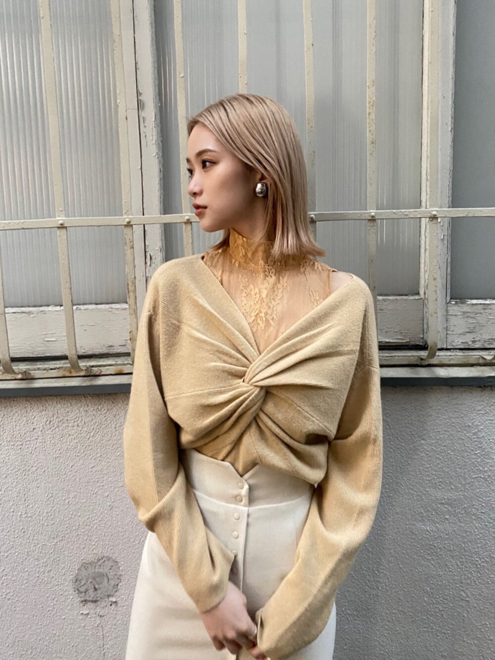 「#キレイめ、murua、#murua、#ムルーア、#ファッション、#今日のコーデ、#murua_by_staff、#ワントーンコーデ、murua_snap、2021SS、春コーデ、春カラー、#春服、#春ニット、recommend item」｜「MURUAのアミメッシュヒール（パンプス、ホワイト系）」を使った、金澤 葵さん（レディース・158cm）の冬コーディネートの1枚目の写真