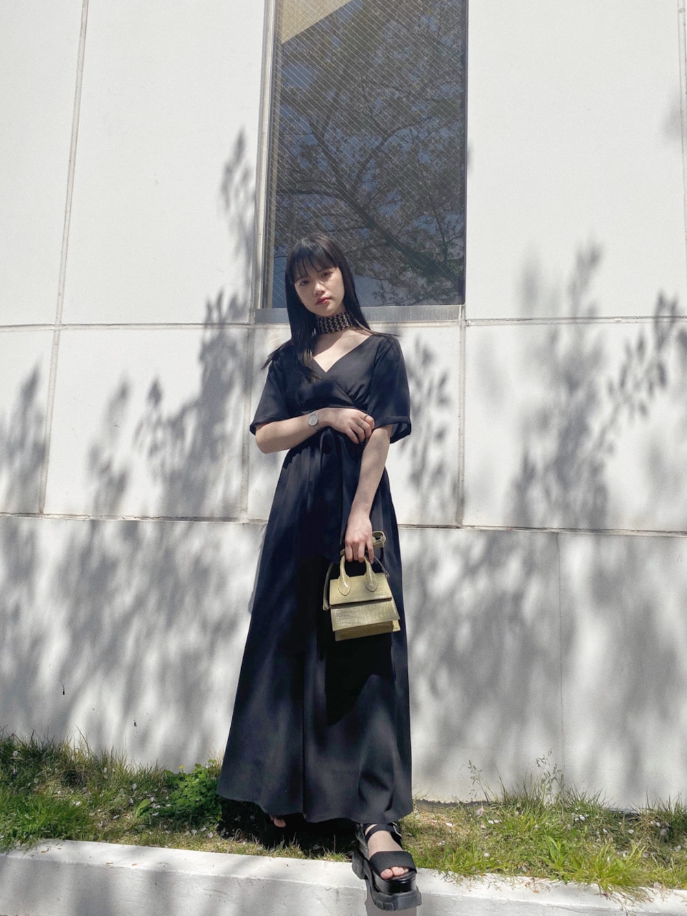 「2020ss、murua、春コーデ、#春服、#murua、#ムルーア、#ファッション、カジュアル、ロングワンピース、カシュクール、#ワンピース、#カシュクール、ワンピース、#murua_by_staff、#ワントーンコーデ」｜「MURUAのプリーツシフォンスカーフ（ストール/ショール、ブラック系）」を使った、金澤 葵さん（レディース・158cm）の春コーディネートの1枚目の写真