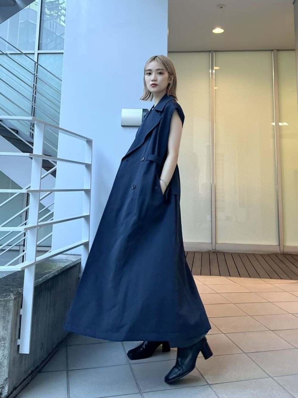 「#キレイめ、#murua_by_staff、#murua、トレンチコート、カジュアルコーデ、murua_snap、#ムルーア、着回しコーデ、着回し、#今日のコーデ、カジュアル、murua、#ファッション、ハイトーンボブ、#ワントーンコーデ」｜「MURUAのバックオープンアシメニットタンク（タンクトップ、ブルー系）」を使った、金澤 葵さん（レディース・158cm）の夏コーディネートの1枚目の写真