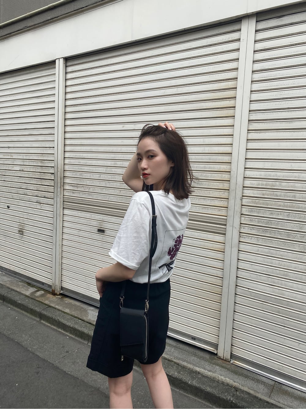 「2020ss、murua、#murua、#ムルーア、#ファッション、#今日のコーデ、#murua_by_staff、山代エンナ、コラボTシャツ、コラボT、Tシャツ、ロゴT、カジュアル、大人カジュアル、ハーフパンツ」｜「MURUAの【MURUA×山代エンナ】プリントTシャツ（Tシャツ/カットソー、ホワイト系）」を使った、金澤 葵さん（レディース・158cm）の夏コーディネートの1枚目の写真