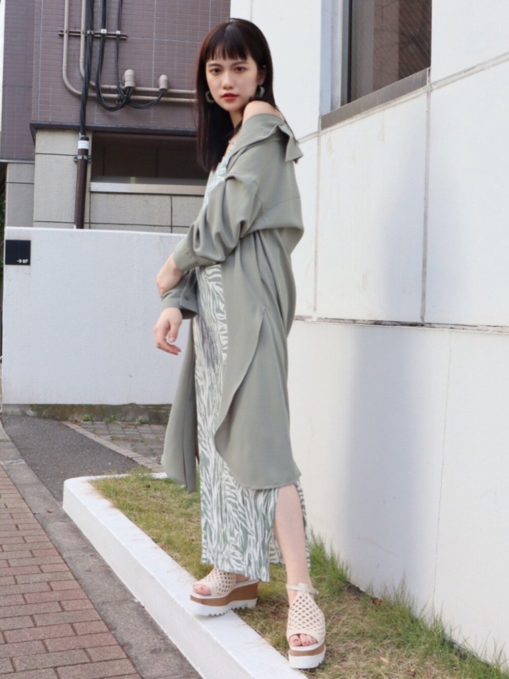 「#キレイめ、2020ss、murua、春コーデ、春カラー、#春服、#murua、#ムルーア、#ファッション、グリーン、ロングワンピース、#ワンピース、#羽織、#ロングシャツ、#今日のコーデ」｜「MURUAのロングシャツキャミワンピース（ワンピース、ベージュ系）」を使った、金澤 葵さん（レディース・158cm）の春コーディネートの1枚目の写真