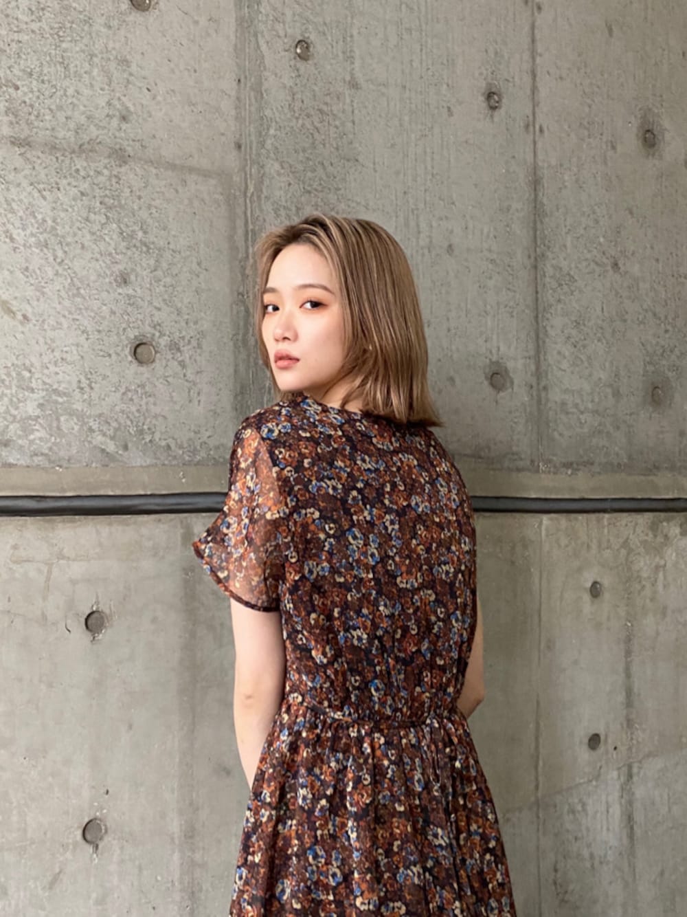 「#キレイめ、murua、#murua、#ムルーア、#ファッション、#今日のコーデ、#murua_by_staff、#ワントーンコーデ、murua_snap、2021SS、spring、春コーデ、春カラー、#春服、春夏コーデ」｜「MURUAのインナーパンツミニマルフラワーワンピース（ワンピース、ブラウン系）」を使った、金澤 葵さん（レディース・158cm）の冬コーディネートの1枚目の写真
