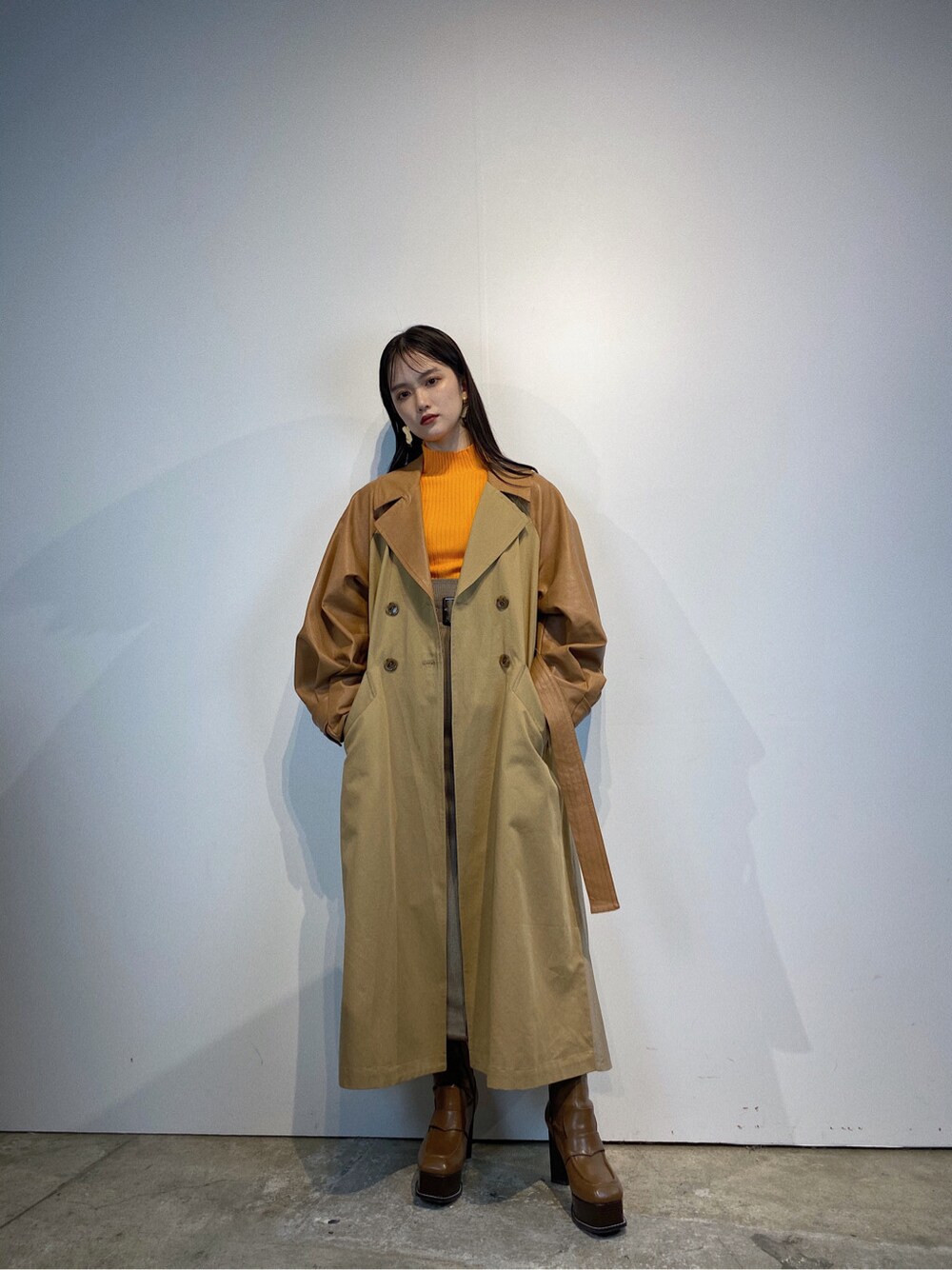 「murua、#murua、#ムルーア、#ファッション、トレンチコート、レイヤード、#murua_by_staff、トレンド、モード系、murua_snap、厚底、ネオンカラー、レザー、ペンシルスカート、ローファー」｜「MURUAのヒールローファーブーツ（ブーツ、ブラウン系）」を使った、金澤 葵さん（レディース・158cm）の夏コーディネートの1枚目の写真