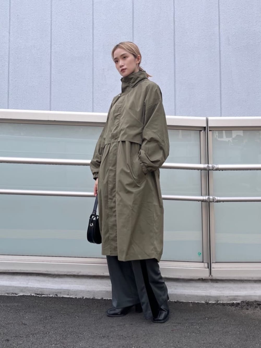 「MURUAのルーズネックミニマルタートル（ニット/セーター、ブラック系）」を使った、金澤 葵さん（レディース・158cm）の秋コーディネートの1枚目の写真