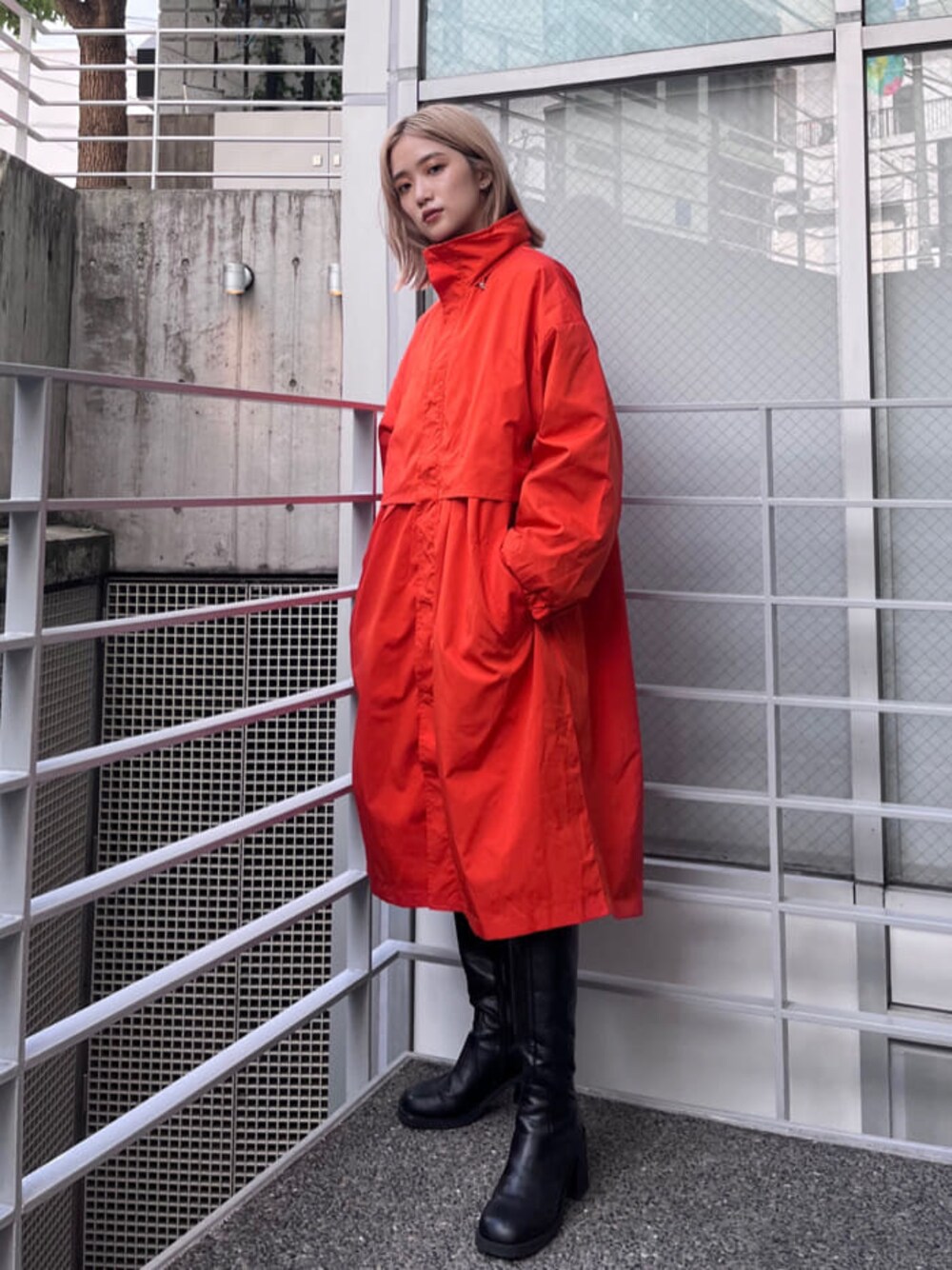 「murua、大人カジュアル、個性派、#今日のコーデ、カジュアルコーデ、#murua_by_staff、ハイトーンボブ、#ワントーンコーデ、#murua、murua_snap、#ファッション、158cm、秋冬コーデ、骨格ウェーブ、#ムルーア」｜「MURUAのラウンドロングブーツ（ブーツ、ブラック系）」を使った、金澤 葵さん（レディース・158cm）の秋コーディネートの1枚目の写真
